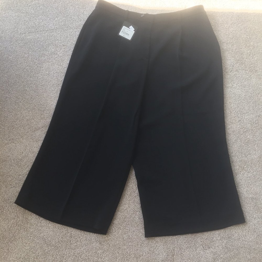 Beautiful Wide Legged Cropped St. John Pants